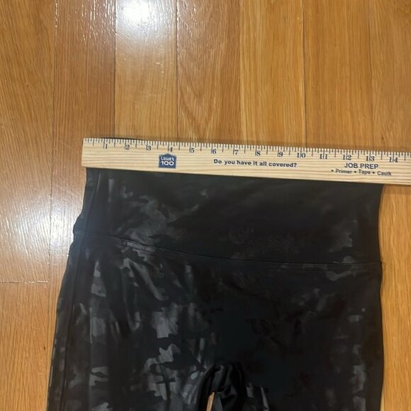 Spanx women’s faux leather black / gray camouflage leggings size large. - Picture 5 of 9